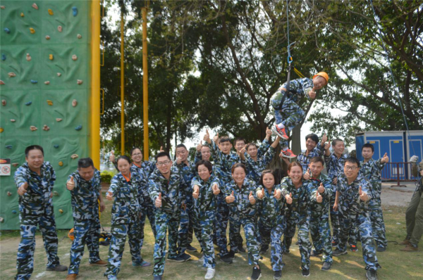 圖為劍喬團隊成功完成“挑戰高空”項目合照